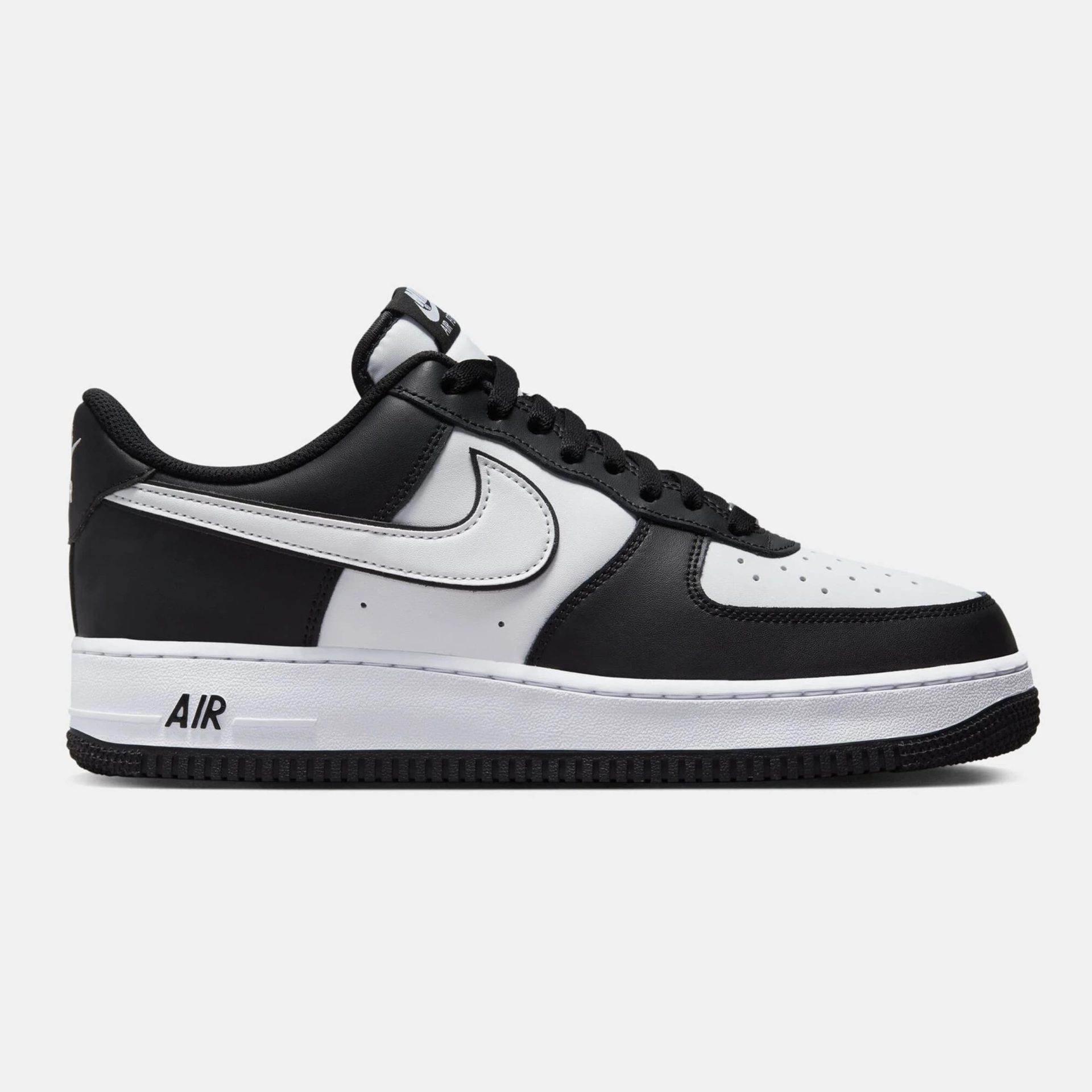 Nike Air Force 1 ’07 men’s sneakers in black and white leather with classic low-top shape.
