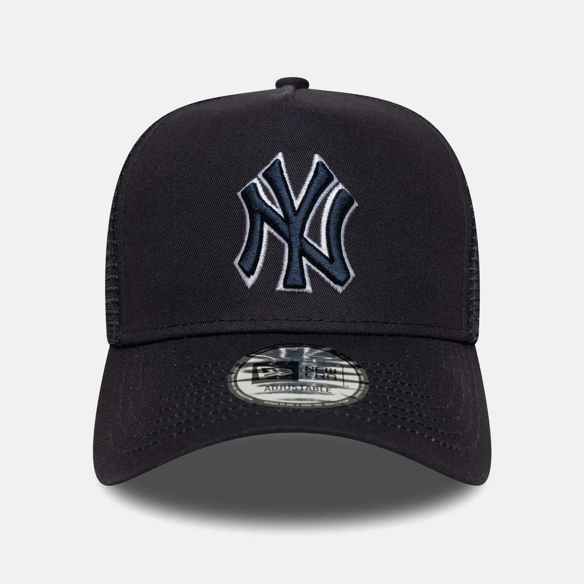 New Era New York Yankees black baseball cap with embroidered logo and curved brim.